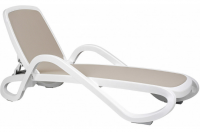 Шезлонг ALFA cтопирующийся с подлокотниками, белый каркас,  обычная цветная ткань (tortora)